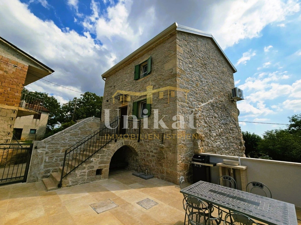 Casa in pietra ristrutturata con piscina e casetta benessere